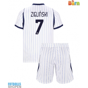 Billiga Inter Milan Piotr Zielinski #7 Bortatröja Barn 2026-27 Kortärmad (+ Korta byxor)
